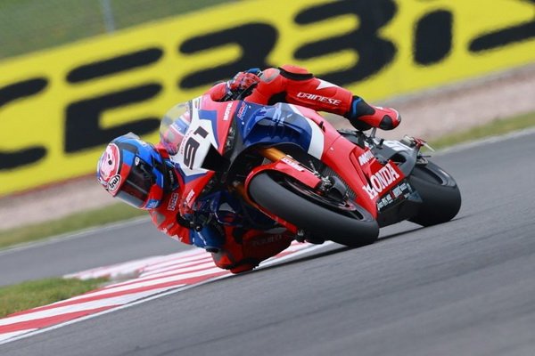 Leon Haslum Ride CBR1000RR-R win Top 6 at World Superbike First race in England