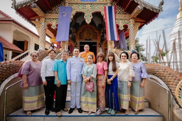 Offering Kathin at Wat Don Kaeo